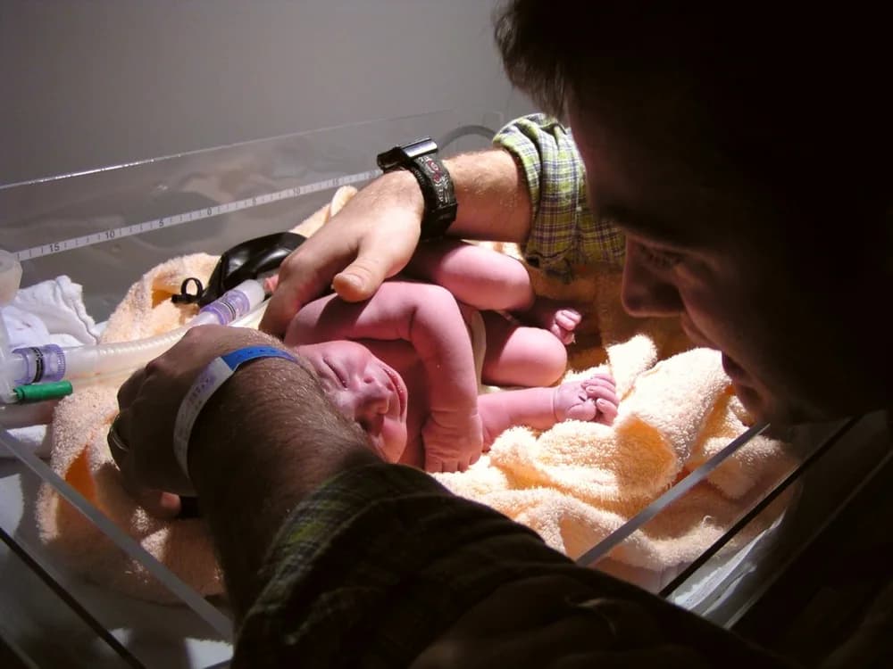 Infant radiant warmer station for newborn examination
